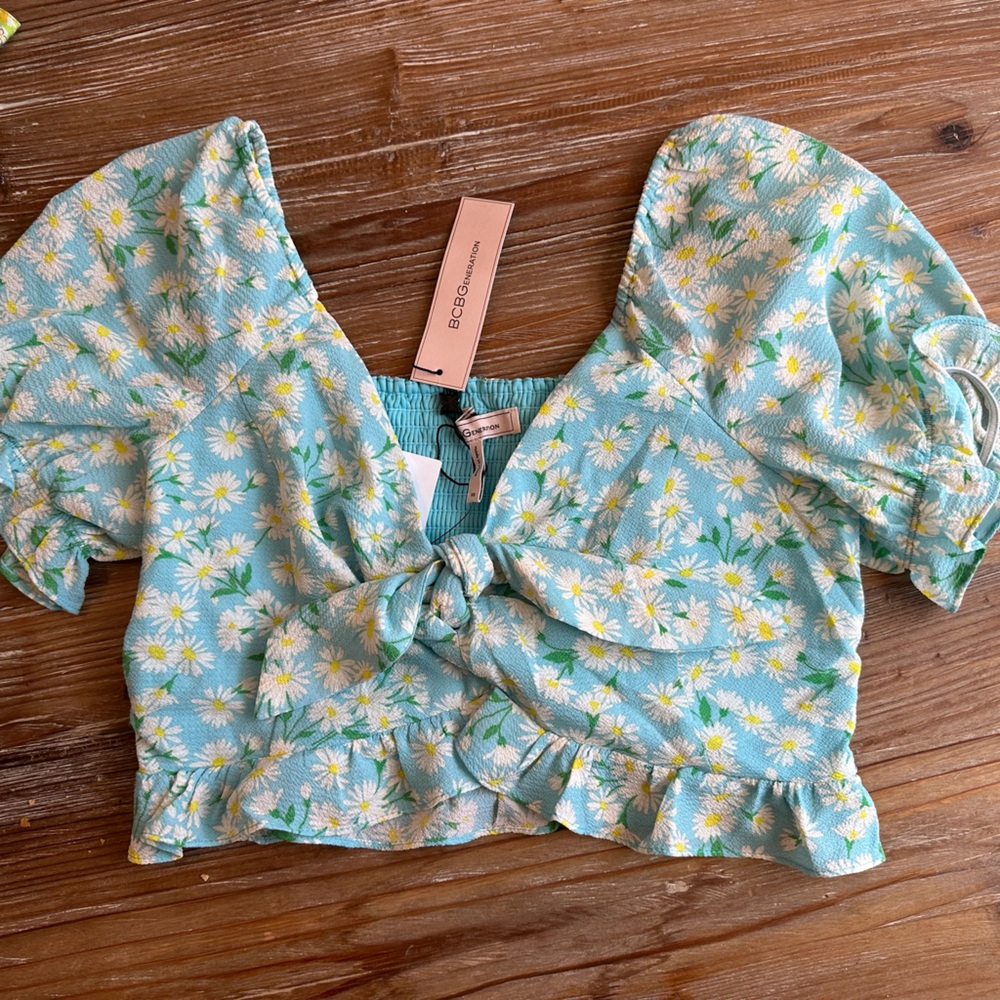 Cropped Blue Floral Blouse with Ruffled Sleeves and V-Neckline